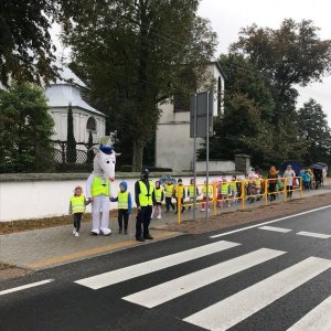Bezpieczna droga do szkoły z przedszkolakami oraz uczniami ze szkoły w Kazanowie