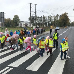 Bezpieczna droga do szkoły z przedszkolakami oraz uczniami ze szkoły w Kazanowie